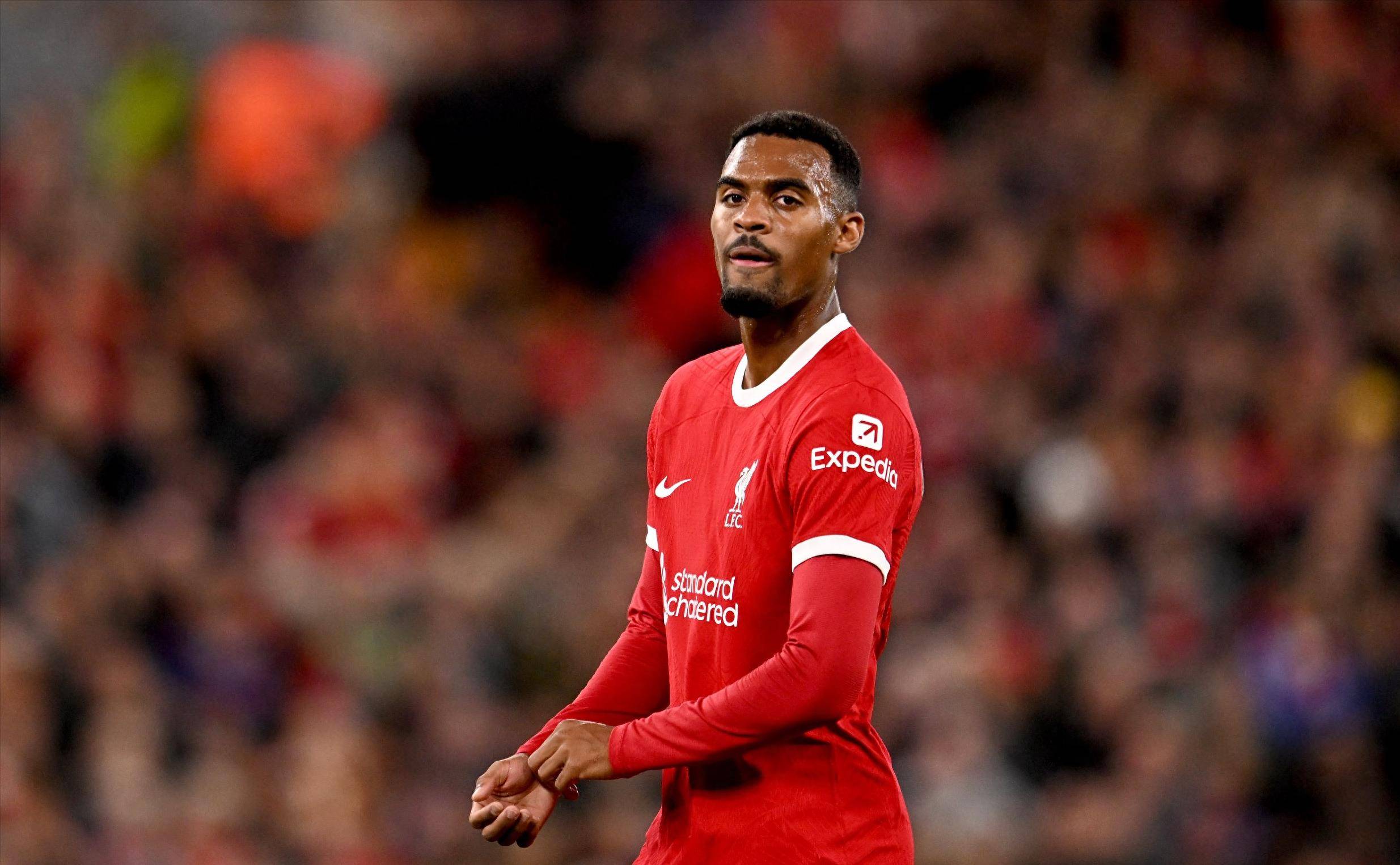 哈兰德自曝：女友看球看到“吐”，靠烹饪、玩游戏维系感情