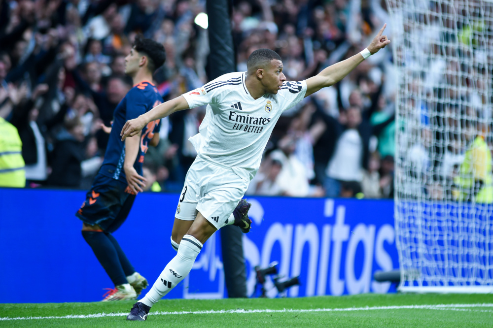 欧联比赛中一球员嘲讽对手鼻子形状，多名队友上前打抱不平