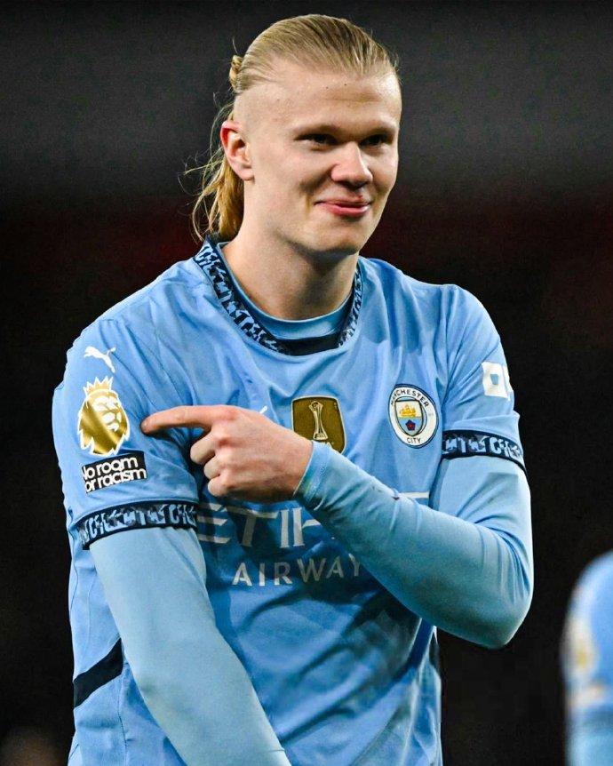 球员赛后把球鞋送给小球迷