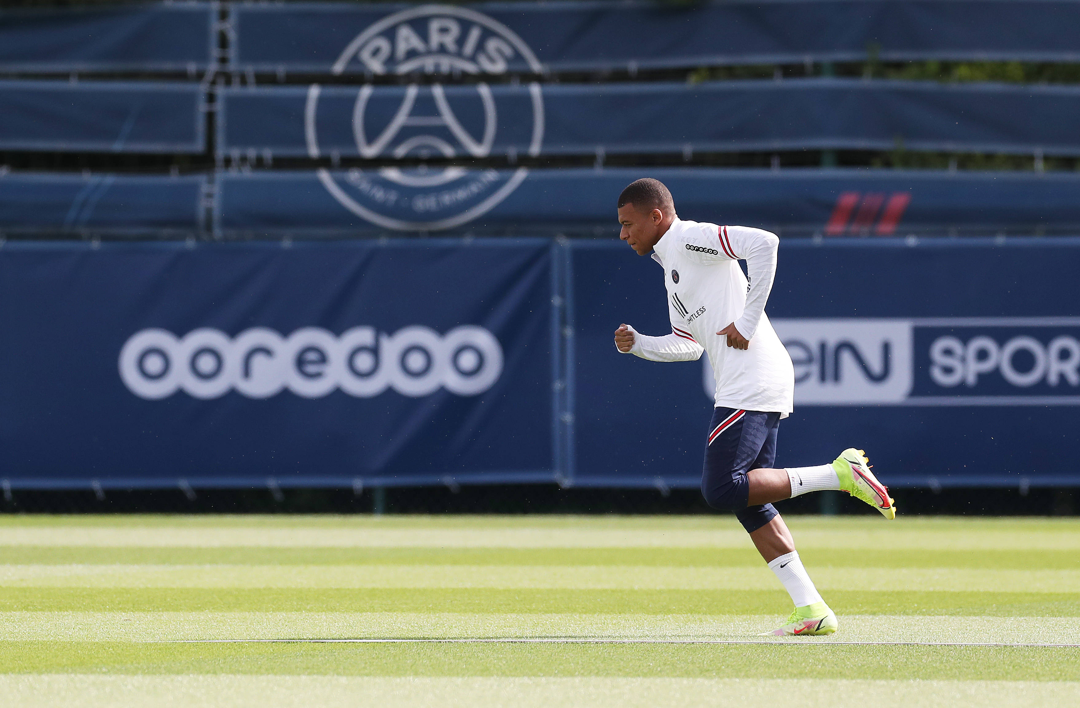 防线告急！曼联连续9场失球，英超丢球数高居第六（后防告急：曼联已连续9场被破门，英超失球数位列第六）