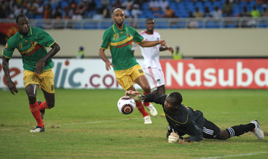 西媒：阿诺德和卡马文加今天接受检查，二人伤情都令人担忧