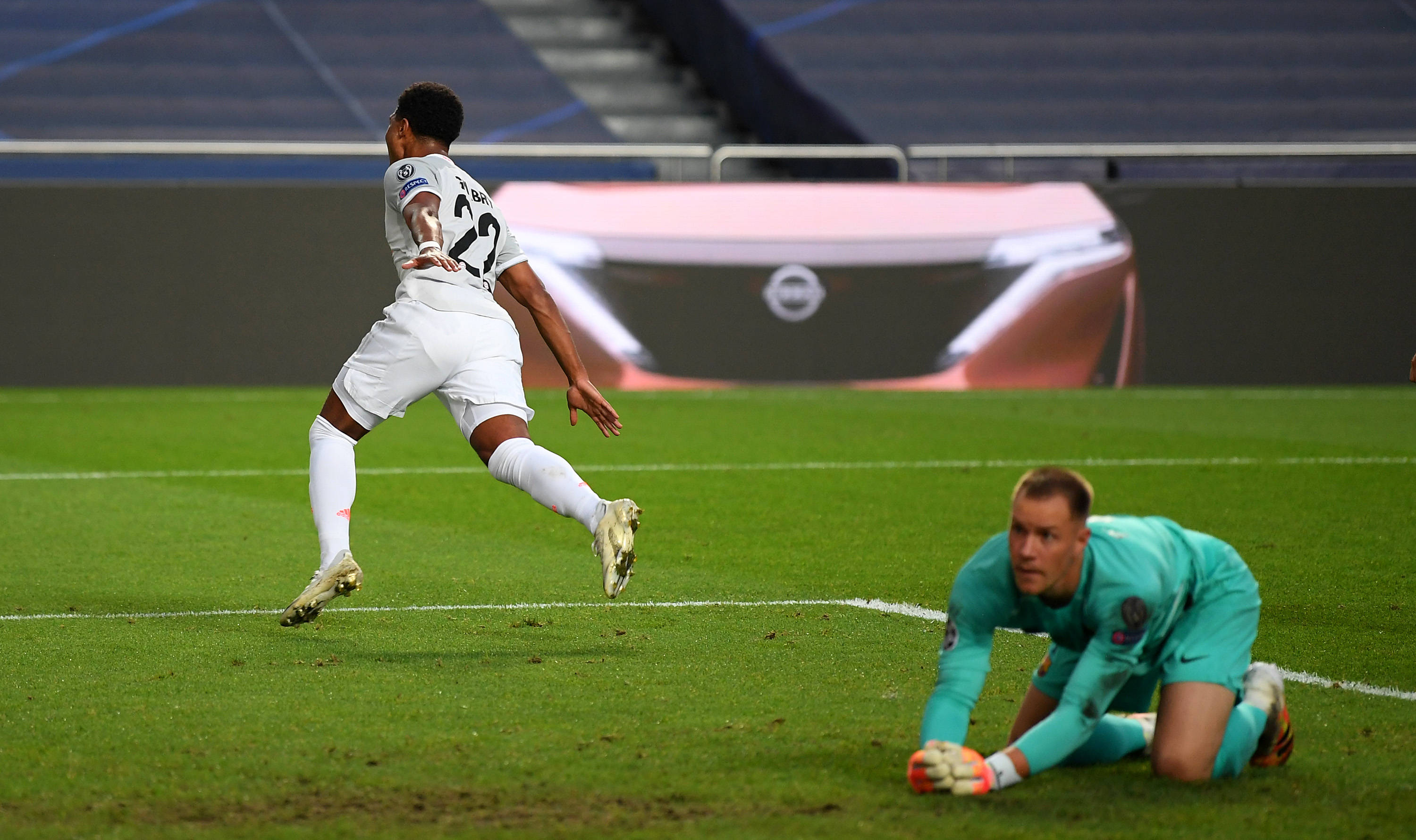 后场传控配合稳定，控球率持续提升