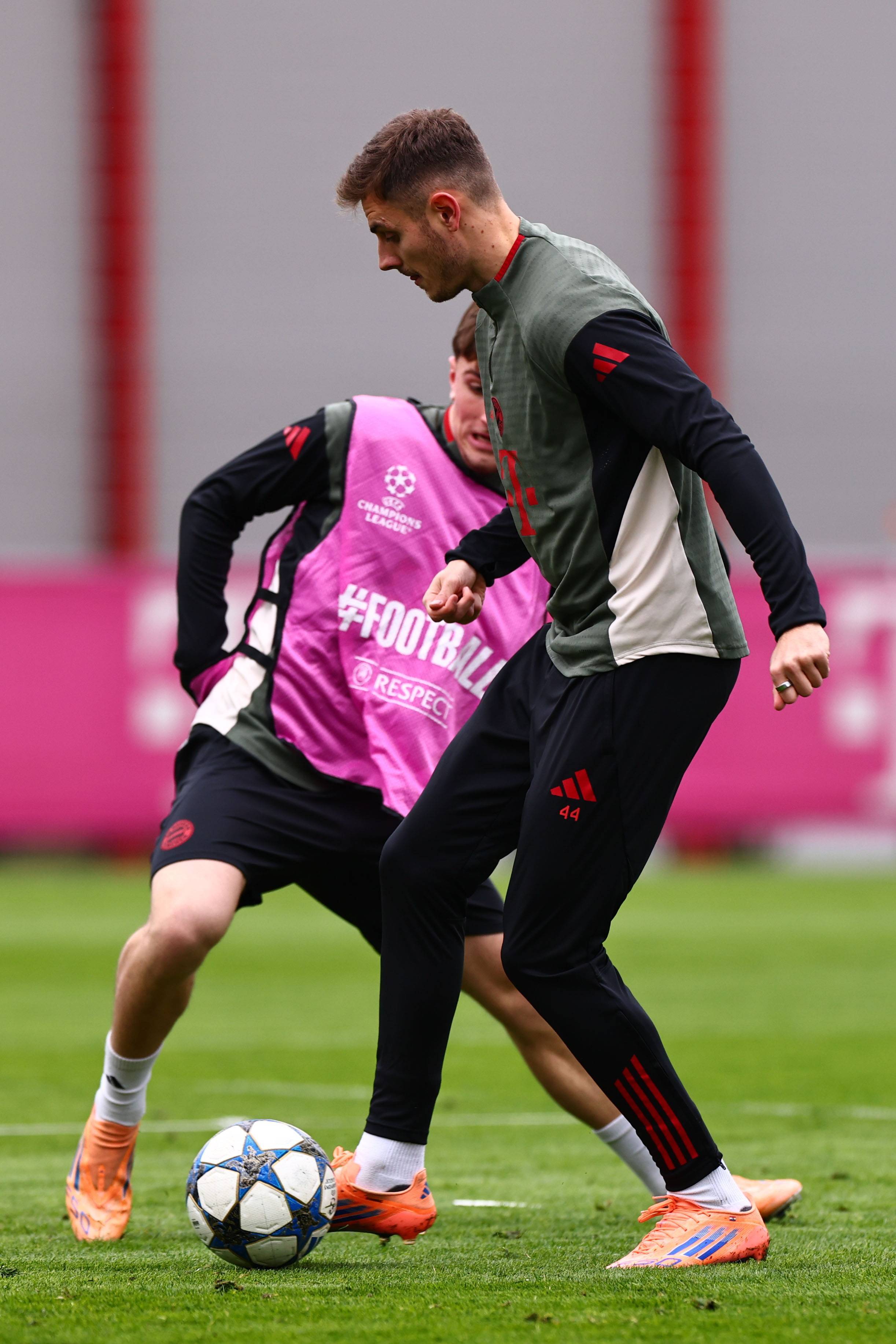 KK：诺伊尔是足球界的传奇；少一人的情况下拜仁仍防住了我们（KK赞诺伊尔为足坛传奇，拜仁少一人仍顶住了我们的攻势）