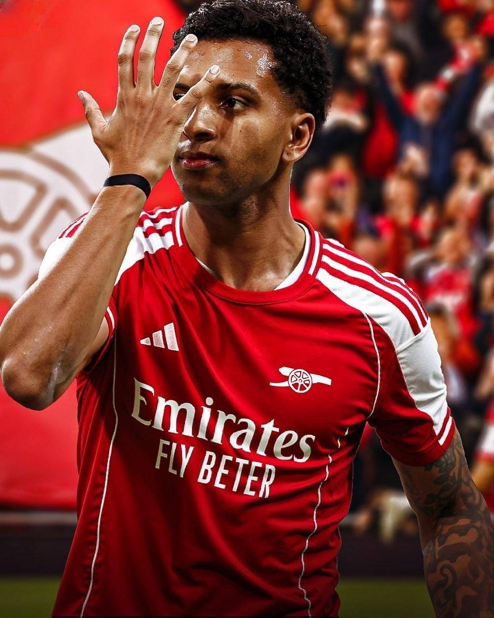 水晶宫与斯特拉斯堡赛前，维埃拉现身法国酒吧和球迷一起观战