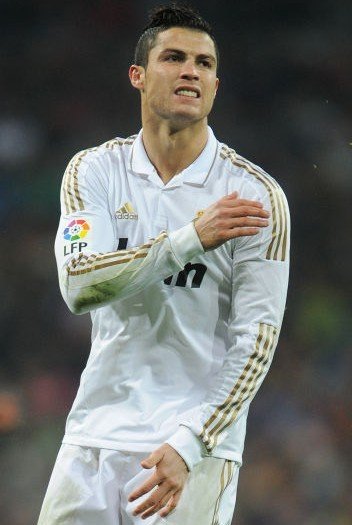 萨拉赫炮轰主帅引震荡！利物浦高层力挺斯洛特，冬窗离队危机加剧（萨拉赫怒斥主帅掀风波！利物浦高层力保斯洛特，冬窗离队风险升级）