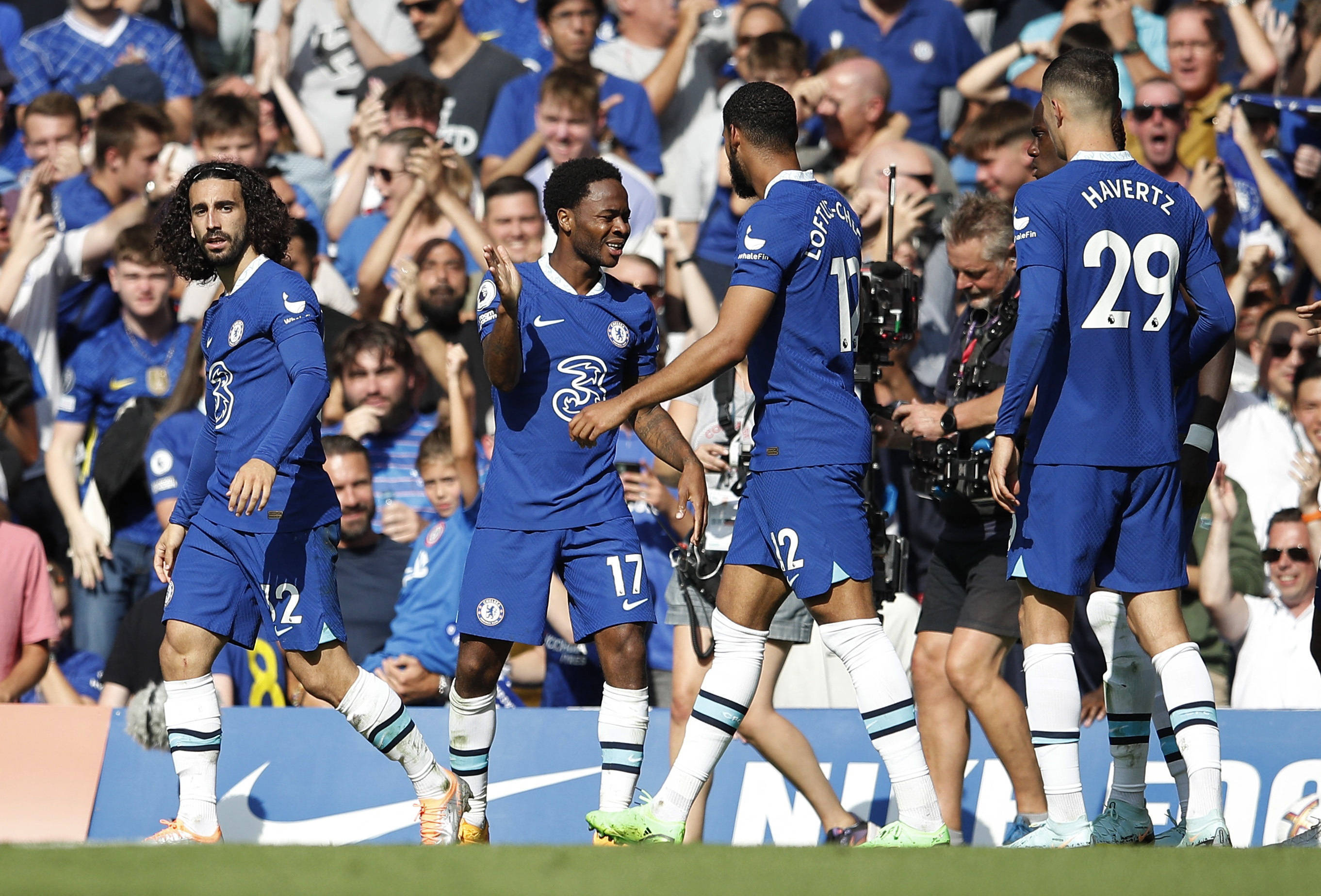 足球国足后防双塔表现稳固